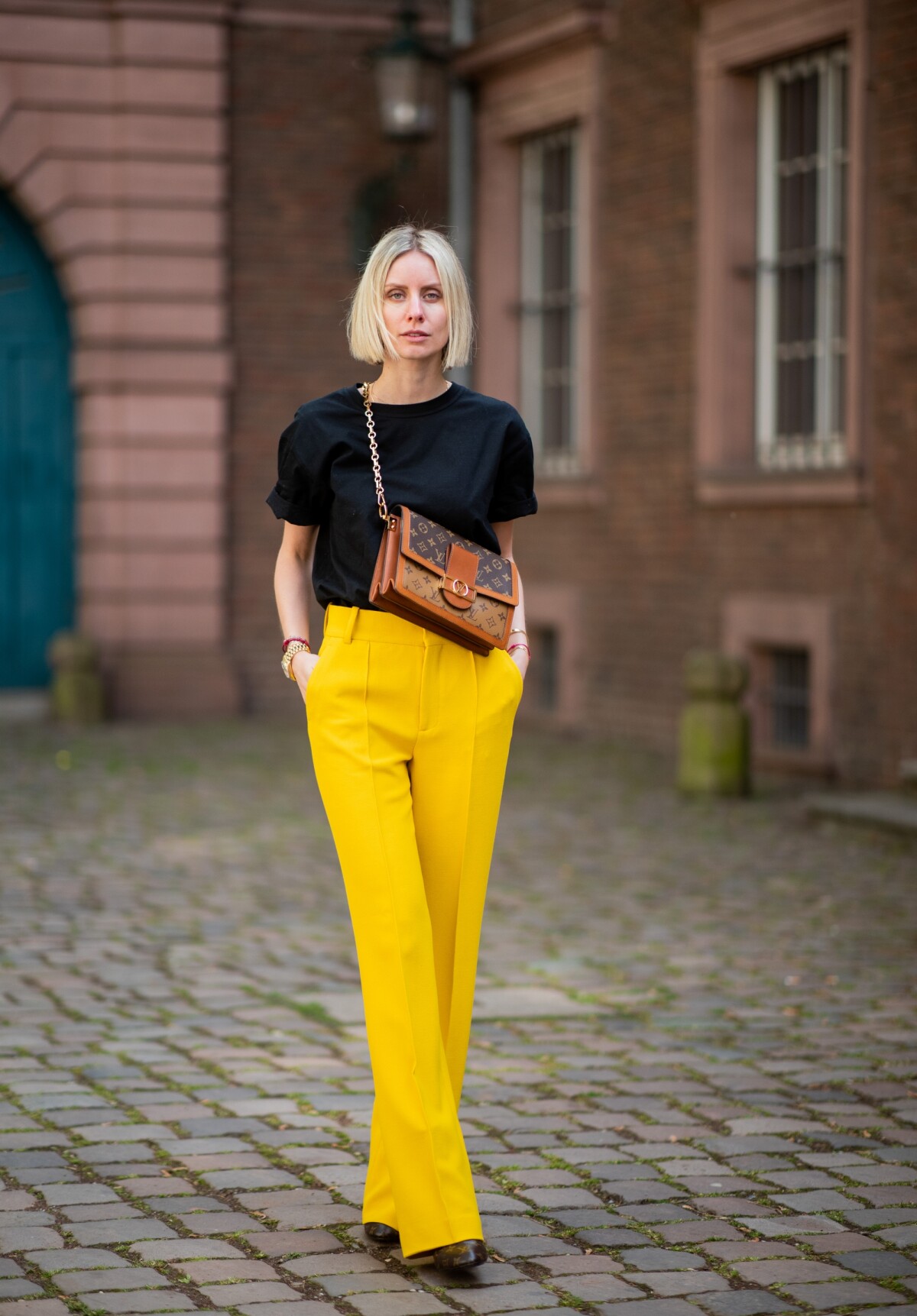 Look Calça Amarela Feminino