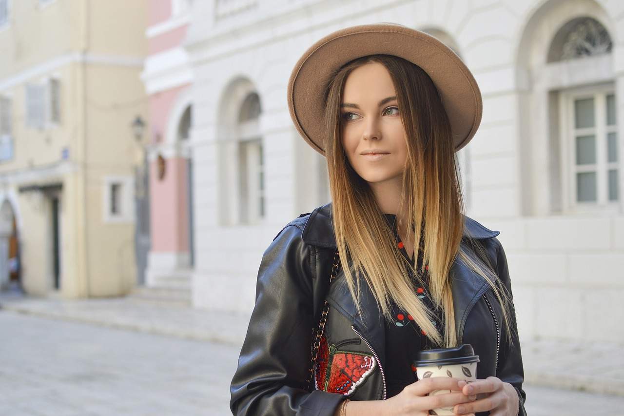 Look Com Jaqueta De Couro Bege Feminino